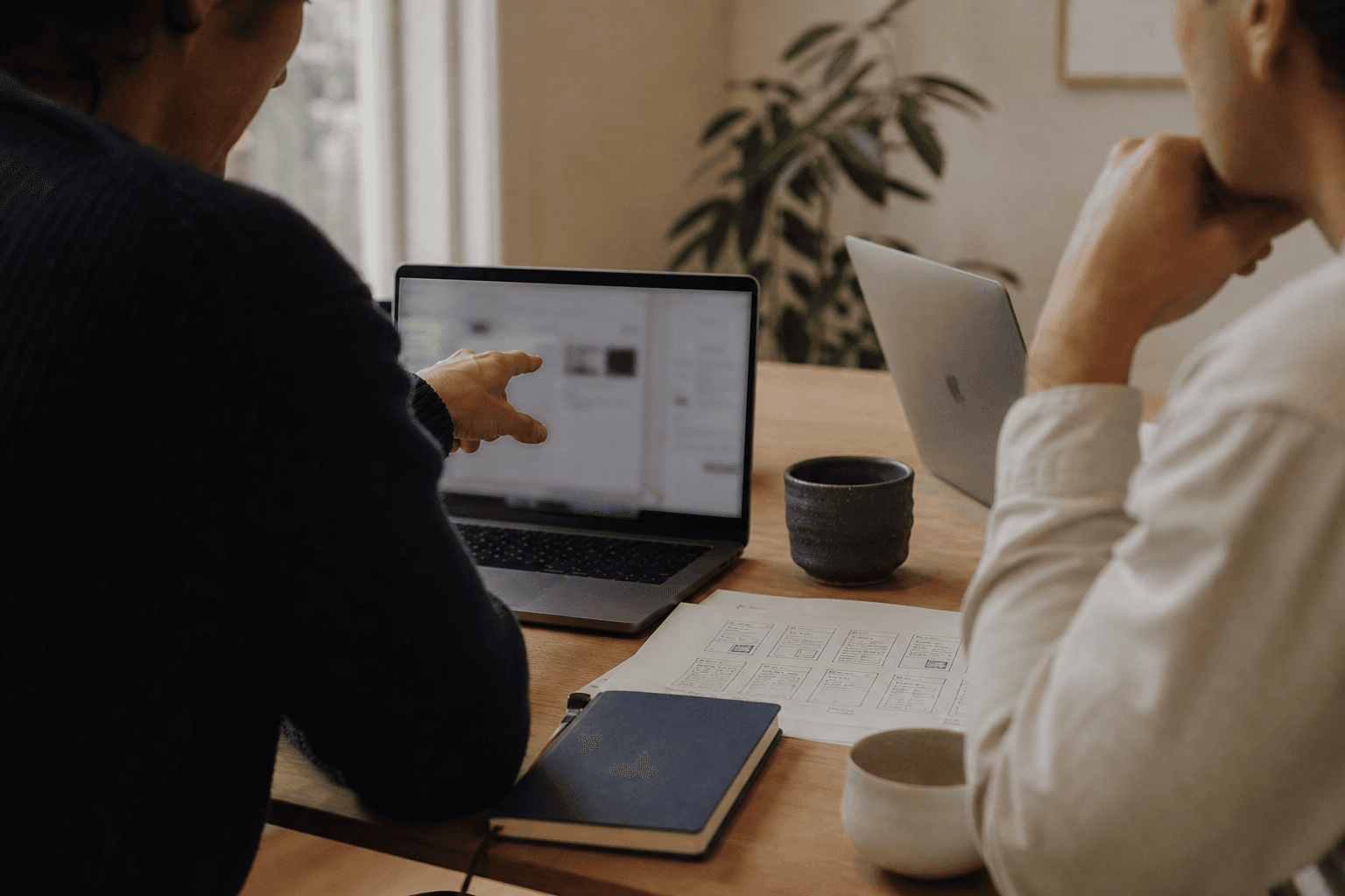 Equipo diseñando un producto de software propio.